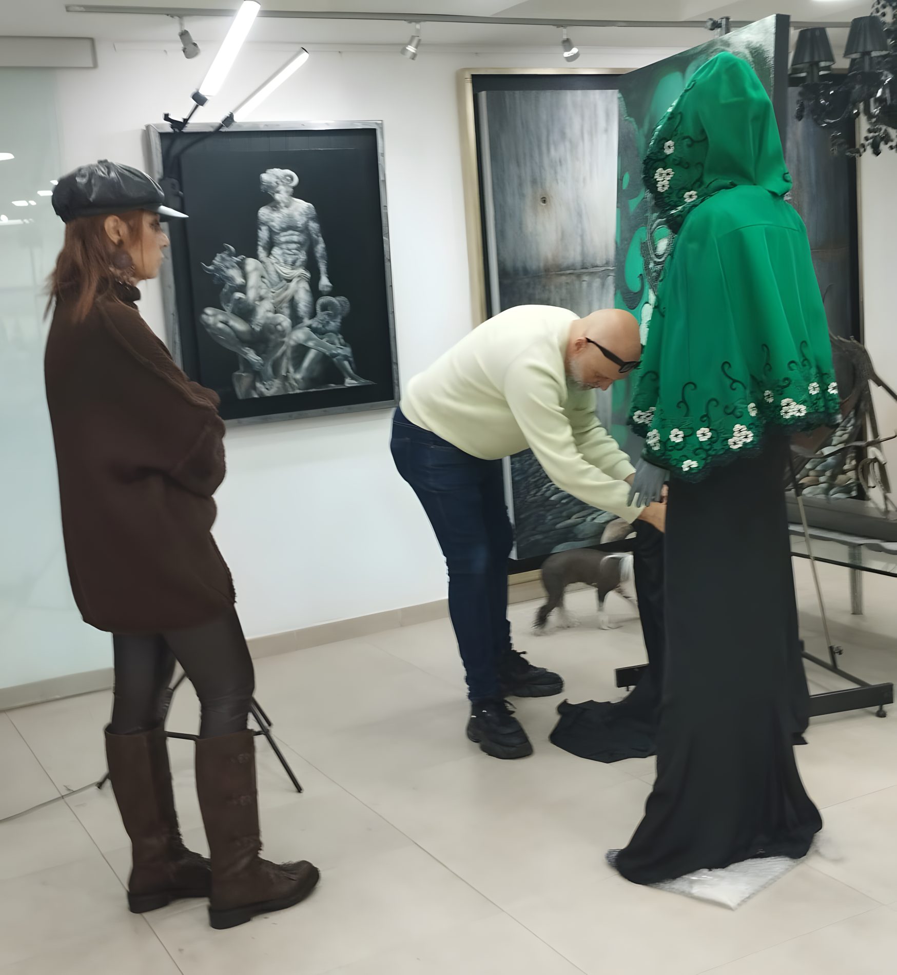 Miembros del proyecto montando una pieza de la colección en un espacio expositivo.